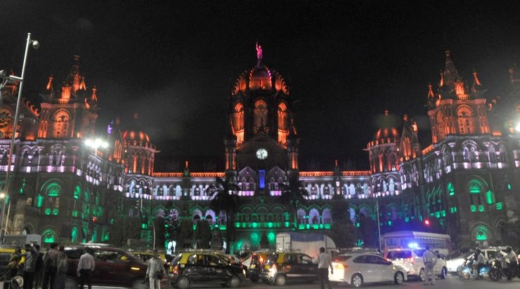 स्वतंत्रता दिवस पर तिरंगे की रोशनी में नहाया मुंबई का सीएसटी स्टे‍शन
