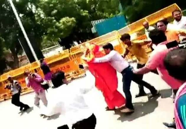 अटलजी को श्रद्धांजलि देने पहुंचे स्वामी अग्निवेश के साथ धक्का-मुक्की - Swami Agnivesh assaulted in New Delhi