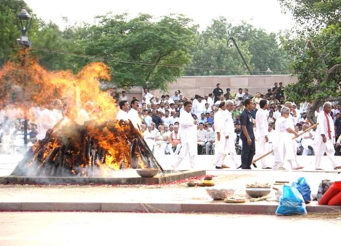 नम आंखों से युगपुरुष अटल बिहारी वाजपेयी को अंतिम विदाई - atal bihari vajpayee funral