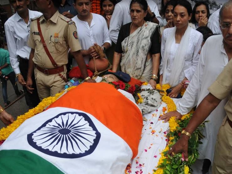 पूर्व कप्तान अजीत वाडेकर का राजकीय सम्मान के साथ अंतिम संस्कार - Ajit Wadekar, Shivaji Park, Sachin Tendulkar