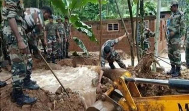 केरल में बाढ़ : भगवान के देश में 'इन्द्र का कोप', भारतीय सेना ने देवदूत बनकर बचाई लोगों की जान... - Flood in Kerala, Indian Army, Indian Navy