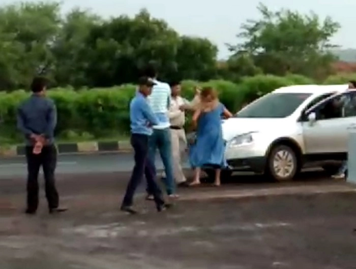 दो शराबी युवतियों ने हाईवे पर मचाया हंगामा - Drunken women, ruckus on Indore-Bhopal highway