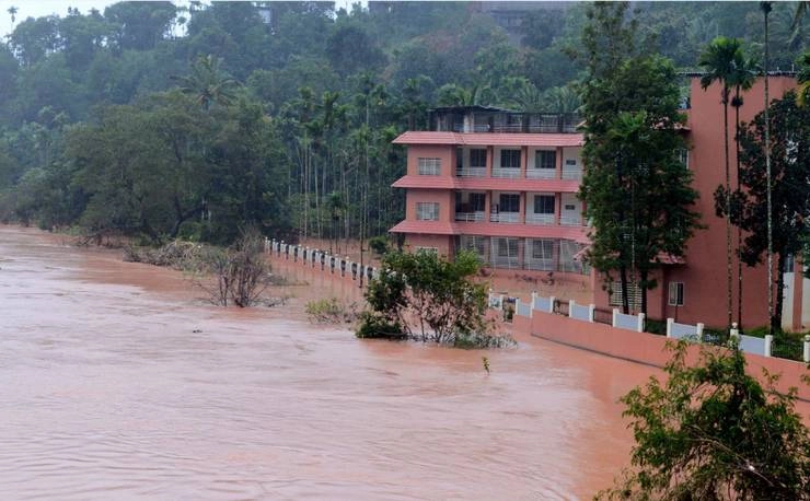 हेलीकॉप्टर भेजो, वरना हम मर जाएंगे, बाढ़ में फंसे विधायक मांग रहे हैं जिंदगी की भीख... - chengannur mla saji cherian breaks down live tv narendra modi