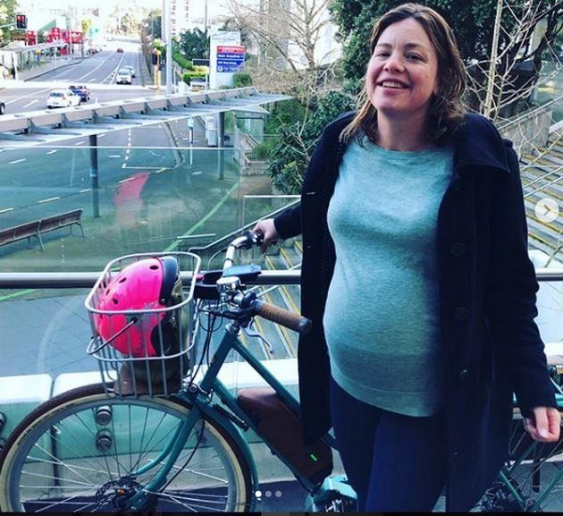साइकल चलाकर बच्चे को जन्म देने अस्पताल पहुंचीं मंत्री - Pregnant Women Minister, New Zealand, Cycling