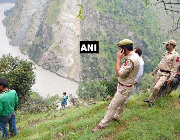 जम्मू कश्मीरः यात्रियों से भरी बस चिनाब नदी में गिरी, करीब 12 लोगों की मौत