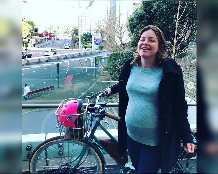 बच्चे को जन्म देने के लिए साइकिल चलाकर अस्पताल पहुंची न्यूजीलैंड की मंत्री, तस्वीर वायरल