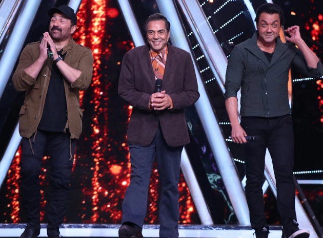 इंडियन आइडल 10 के सेट पर धर्मेन्द्र-सनी-बॉबी की धूम (देखिए फोटो) | Indian Idol 10 go all Yamla Pagla Deewana !