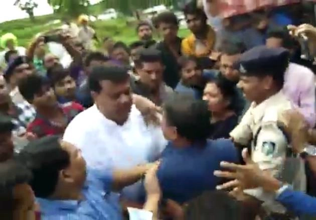 कांग्रेस विधायक ने भाजपा नेता को जड़ेे थप्पड़, सोशल मीडिया पर वायरल हुआ वीडियो - congress MP Umang singar beats BJP leader