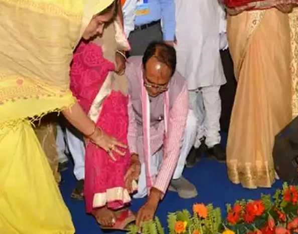मध्यप्रदेश में 'जूतों' पर सियासत गरमाई, कांग्रेस ने शिवराज सरकार पर 'कैंसर से लेकर भ्रष्टाचार' के आरोप जड़े... - Congress Attacks Madhya Pradesh Government's Charan Paduka Yojana Over Azo Dye