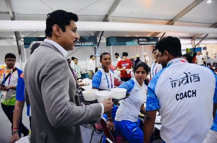 खेल मंत्री राज्यवर्धन सिंह ने भारतीय खिलाड़ियों को परोसा चाय-नाश्ता - Rajyavardhan Singh Rathod,Jakarta Asiad