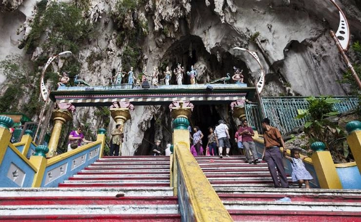 चमकदार रंगों में रंगा प्रसिद्ध मलेशियाई हिन्दू मंदिर का परिसर - Hindu temple, Batu caves, Malaysia