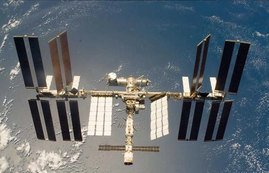 उल्का से टकराने के बाद अंतरिक्ष यान में हुआ छेद - Russian Soyuz spacecraft