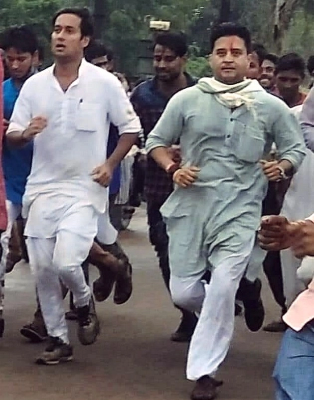 जब साथ दौड़ पड़े 'महाराज' और 'युवराज'... - Jyotiraditya Sindhiya, Jayawardhan Singh, Election Tour