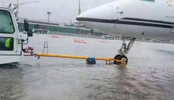 चीन में भारी बारिश से हवाईअड्डे पर 9,000 से ज्यादा लोग फंसे