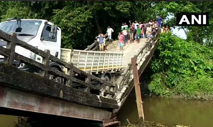 पश्चिम बंगाल में फिर गिरा पुल, एक हफ्ते में दूसरा हादसा - bridge collapsed in West Bengal