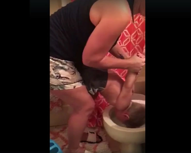 शर्मनाक! माँ  ने 3 साल के बेटे का सिर टॉयलेट में डुबोया, VIRAL हुआ वीडियो - mother puts son's head in toilet pot, video viral