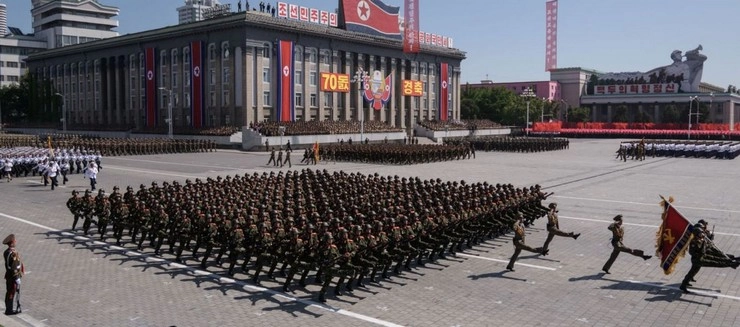 उत्तर कोरिया ने 70वीं सालगिरह पर निकाली सैन्य परेड, नहीं दिखाया सबसे ताकतवर हथियार