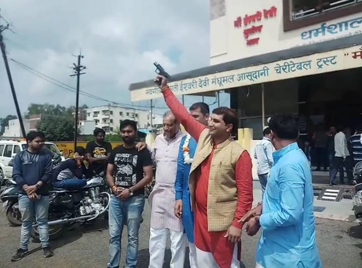 भाजपा युवा मोर्चा के नेताओं ने उड़ाई कानून की धज्जियां, वायरल हुआ वीडियो - BJP yuva morcha leaders
