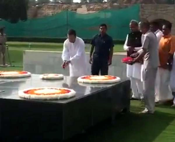 'शिवभक्त' राहुल गांधी ने राजघाट पर बापू को चढ़ाया मानसरोवर का पवित्र जल