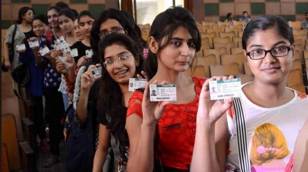 दिल्ली विश्वविद्यालय छात्र संघ चुनावों के लिए 52 केंद्रों पर मतदान जारी - Delhi University Students Union Elections voting