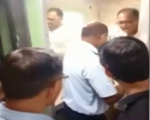 शताब्दी एक्सप्रेस के टॉयलेट में सवा घंटे फंसे रहे नेताजी - congress leader Chandrika prasad trapped in train toilet