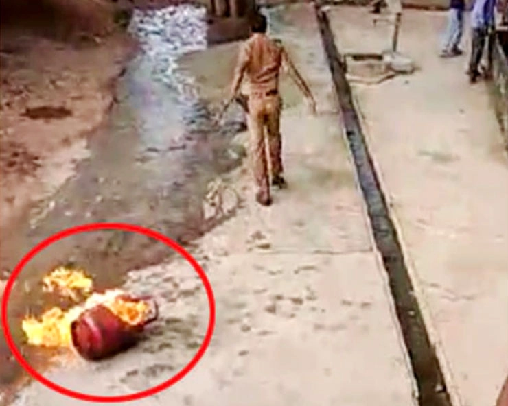 ये हैं असल जिंदगी के ‘सिंघम’, जलता सिलेंडर ले जाकर नदी में फेंका.. - UP Police Officer Throws Burning Cylinder In River