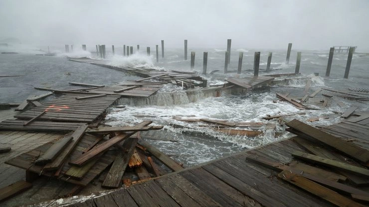 फ्लोरेंस तूफान के करीब पहुंचने पर अमेरिकी तट पर तेज हवाओं के साथ बारिश शुरू