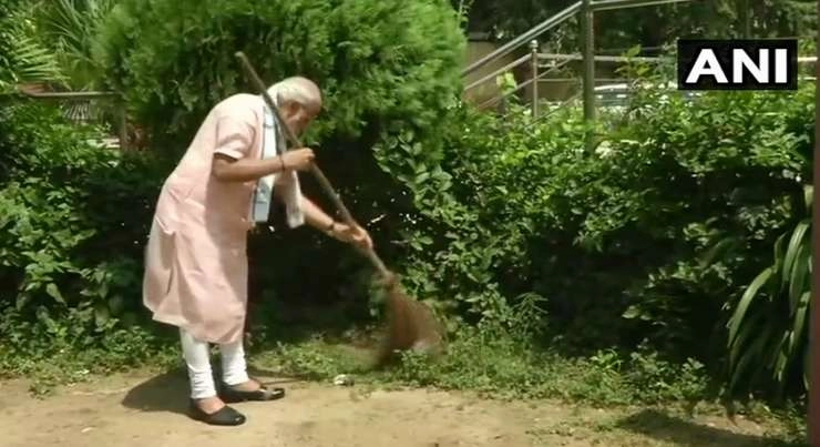 प्रधानमंत्री नरेन्द्र मोदी ने फिर थामी झाड़ू, स्कूल में की सफाई - Sanitation service campaign