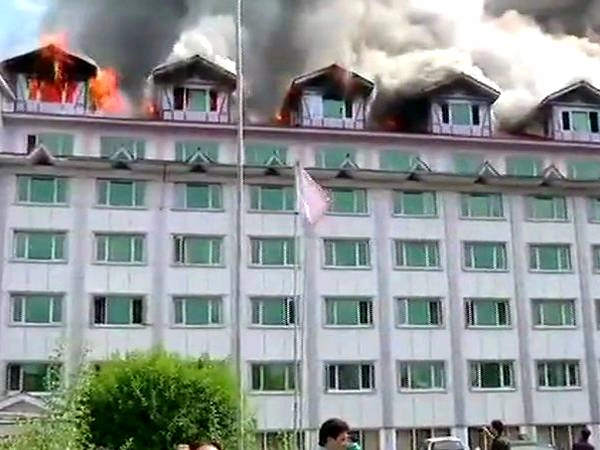 कश्मीर के सबसे पुराने होटलों में शुमार पंपोश में भीषण आग - fire in oldest hotel of Kashmir