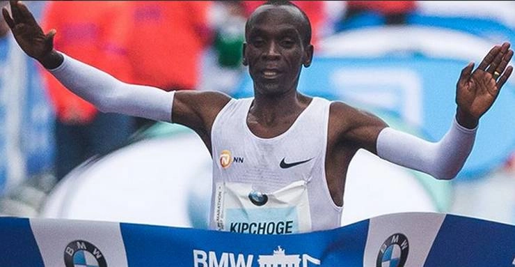 केन्या के ओलंपिक चैम्पियन किपचोगे ने तोड़ा मैराथन का विश्व रिकॉर्ड