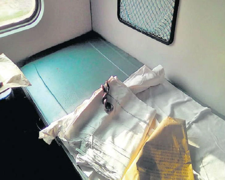 ट्रेन के बेडरोल से निकला सांप, दहशत में आए यात्री