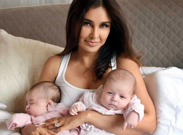 जानलेवा कैंसर से उबर कर 46 वर्ष की उम्र में लीज़ा रे बनी जुड़वां बच्चों की मां