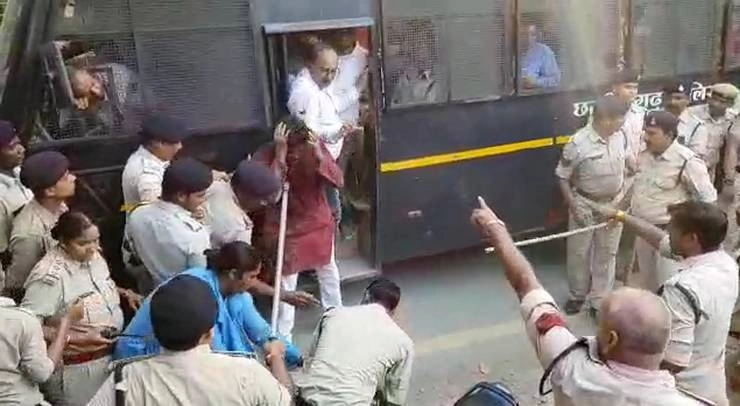 छत्तीसगढ़ में कांग्रेस कार्यकर्ताओं पर पुलिस का बर्बर लाठीचार्ज, कई घायल - Police lathi charge on congress workers in Chhattisgarh