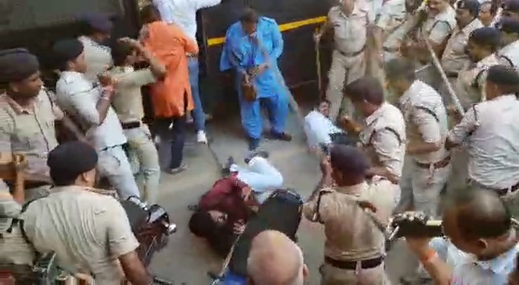 अब छत्तीसगढ़ में पुलिस ने चलाईं कांग्रेसियों पर लाठियां - Congress worker, Chhattisgarh police, Amar Agarwal