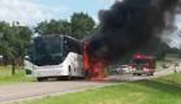 इंडिगो की बस में लगी आग, यात्री सुरक्षित - Indigo bus caught fire