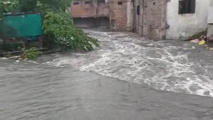 इंदौर : तेज बारिश से निचले इलाकों में भरा पानी, लोगों को सुरक्षित स्थानों पर पहुंचाया गया - Rain Indore municipal corporations