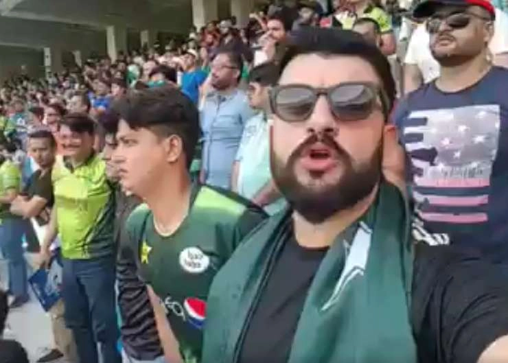 दिल में पाकिस्तान जुबां पर इंडिया, मैच से पहले पाकिस्तानी ने गाया जन गण मन, वीडियो वायरल - Pakistani man singing the Indian national anthem