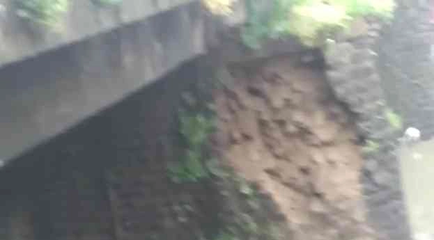 इंदौर में जवाहर मार्ग स्थित पुल क्षतिग्रस्त, यातायात रोका - Bridge damaged in Indore