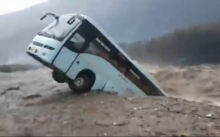 हिमाचल प्रदेश में भारी बारिश से तबाही, ट्रक और बस पानी में बहे