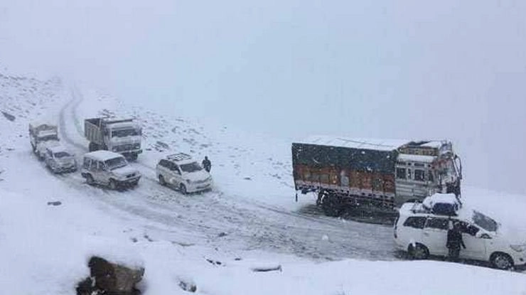 भारी बर्फबारी के बाद रोहतांग दर्रे में फंसे 20 लोगों को निकाला गया - Lahaul Spiti
