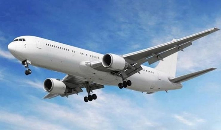 फेल हुआ इंजन, इंदौर में विमान की आपात लैंडिंग, बाल-बाल बचे 104 यात्री - emergency landing of air plane in Indore