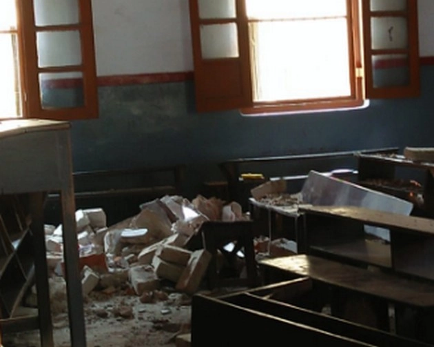 स्कूल की छत गिरने से एक छात्र की मौत, 12 से अधिक घायल - School roof falls in Betia, One student dies, 12 injures