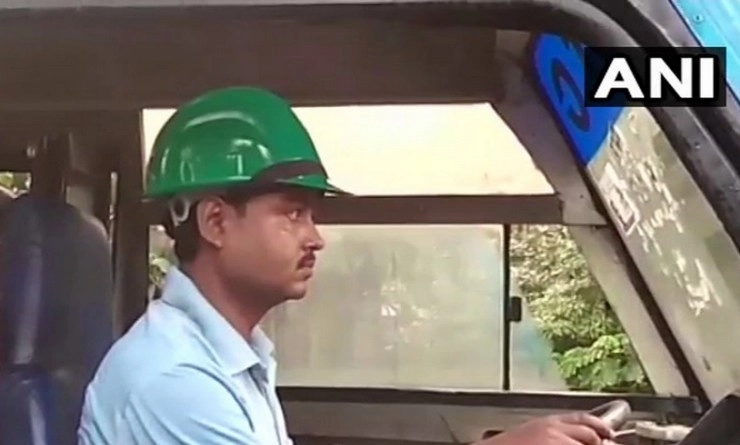 बंगाल में भाजपा का बंद, प्रदर्शनकारियों ने रोकी ट्रेनें, हेलमेट पहनकर बस चला रहे ड्राइवर