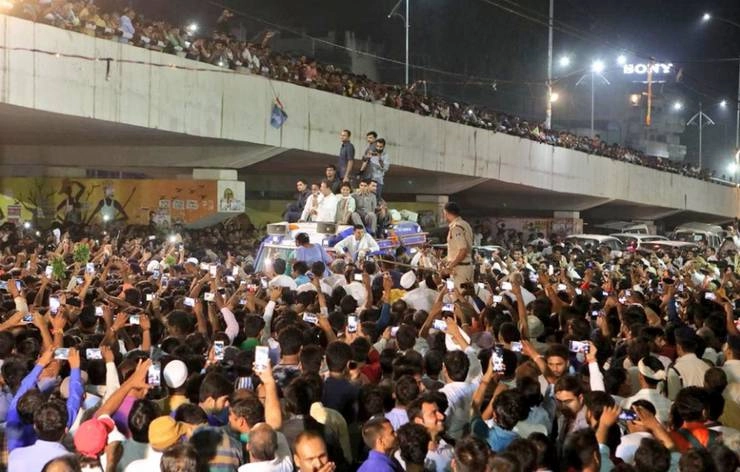 3 घंटे विलंब से रीवा पहुंचे राहुल गांधी, रोड-शो में हजारों लोग शामिल हुए