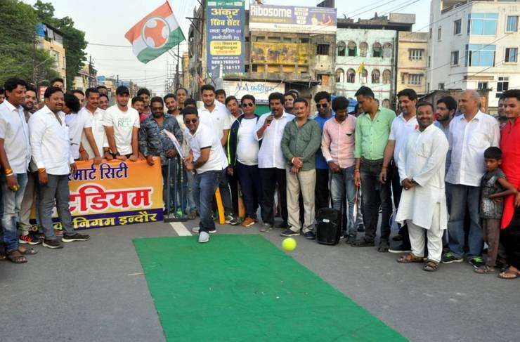 इंदौर में कांग्रेस का 'अनोखा' विरोध प्रदर्शन, क्षतिग्रस्त जवाहर मार्ग पुल को बनाया 'खेल मैदान'