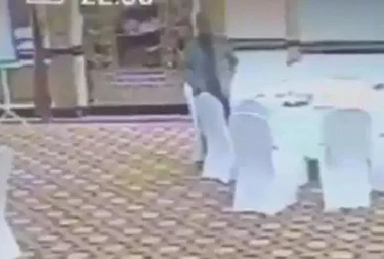 पाकिस्तान हुआ शर्मसार, बड़े अफसर ने चुराया कुवैत के अफसर का पर्स, देखें वीडियो - pakistani govt officer caught on cctv stealing kuwait delegates wallet watch video