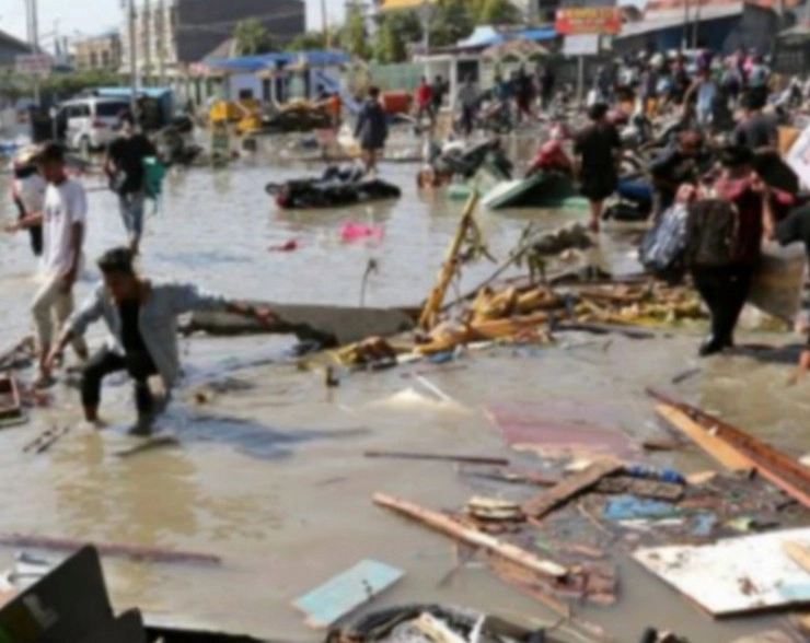 भूकंप-सुनामी ने इंडोनेशिया में मचाई तबाही, 1203 लोगों की मौत, सैकड़ों जख्मी, मलबे में फंसे कई लोग