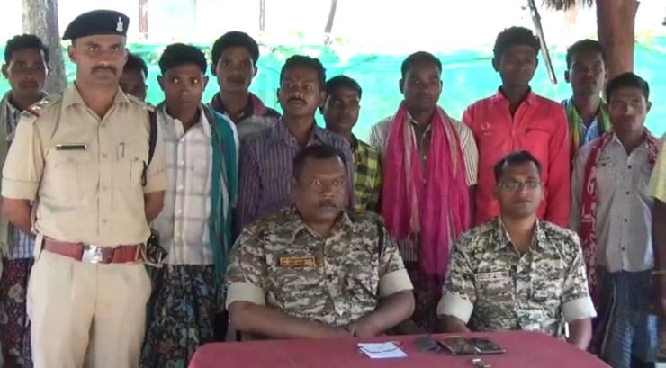 कोंडागांव पुलिस को मिली बड़ी सफलता, 13 माओवादियों ने किया आत्मसमर्पण... - Surrender of Maoists in Kondagaon