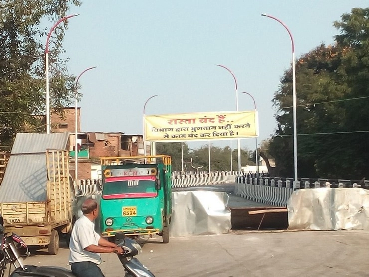 इंदौर में भुगतान रोकने से कंपनी ने बंद किया पुल का काम, जनता परेशान