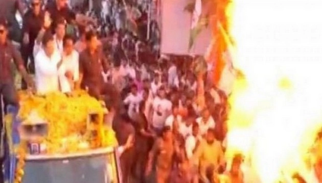 राहुल गांधी के रोड शो के दौरान बैलून ब्लास्ट, आग लगने से मची भगदड़ - Gas balloon blasts during Rahul Gandhi's roadshow in Jabalpur